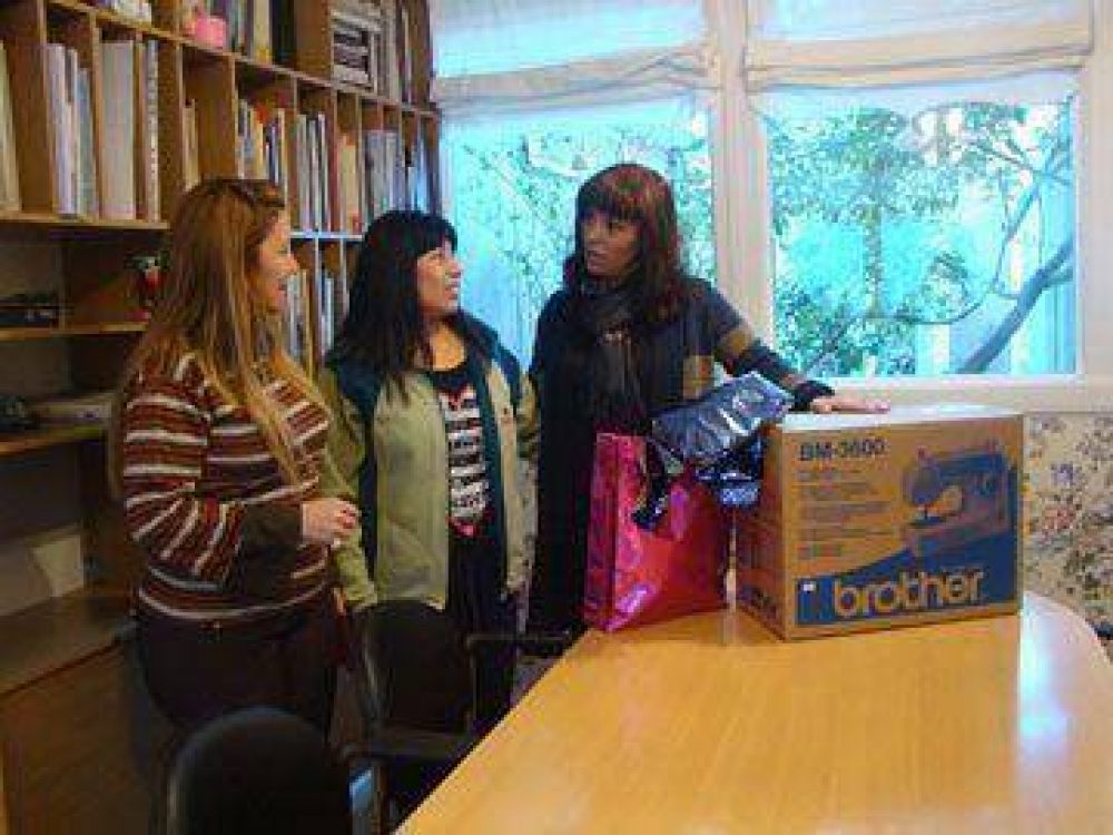 Desarrollo Social entreg� herramientas e insumos
