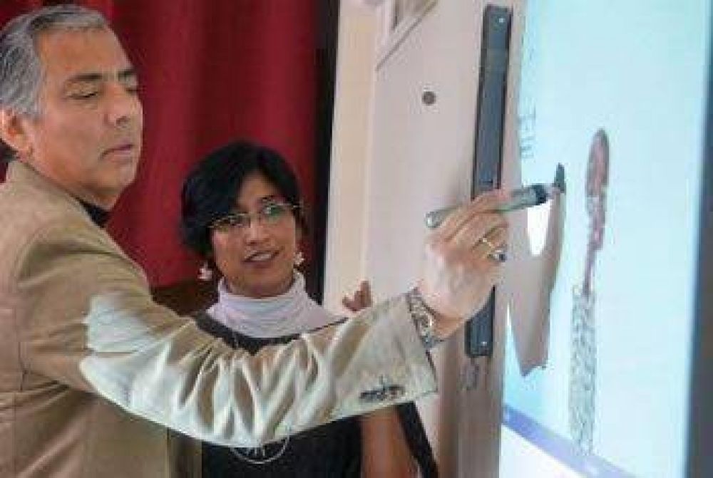 EN SANTA CRUZ SE INAUGUR� LA PRIMERA AULA DIGITAL EN CA�ADON SECO