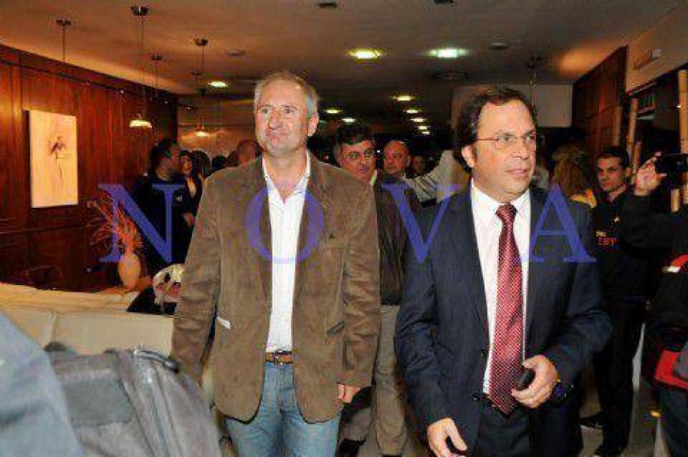 Operador del intendente Carballo amenaz� con destruir oficinas de NOVA con barras del club Gimnasia