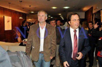 Operador del intendente Carballo amenaz� con destruir oficinas de NOVA con barras del club Gimnasia