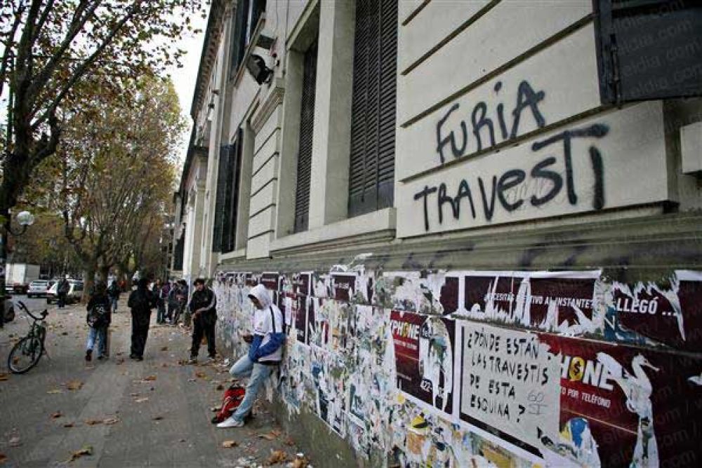 Pintadas en el Albert Thomas por el debate sobre la zona roja 