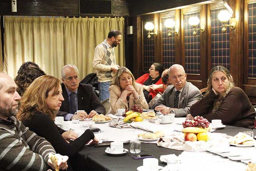 Legisladores porte�os participaron de un desayuno solidario en apoyo a trabajadores del Hotel Bauen