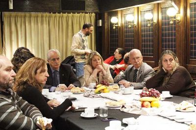 Legisladores porte�os participaron de un desayuno solidario en apoyo a trabajadores del Hotel Bauen