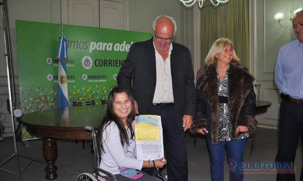 Entregaron subsidio a Abril para su rehabilitaci�n en Buenos Aires y docentes colaboran con sus estudios secundarios