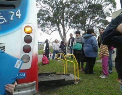 Urgen obras en paradas para los coles con rampas