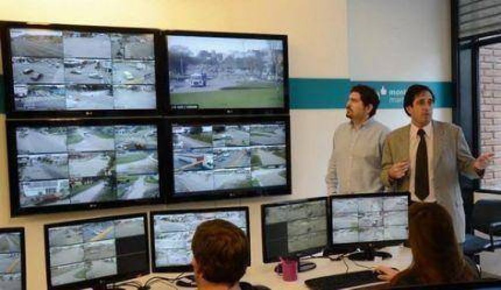 Adri�n Alveolite feliz con las c�maras de seguridad