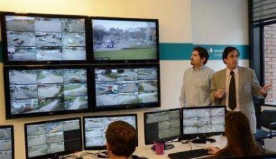 Adri�n Alveolite feliz con las c�maras de seguridad