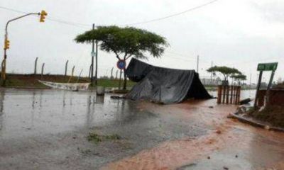 Contin�a el acampe y corte de calles de la CCC, a pesar del clima