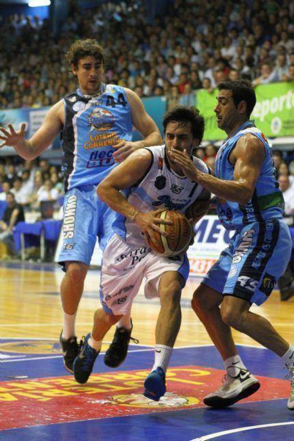 Pe�arol pag� caro sus altibajos ante Regatas