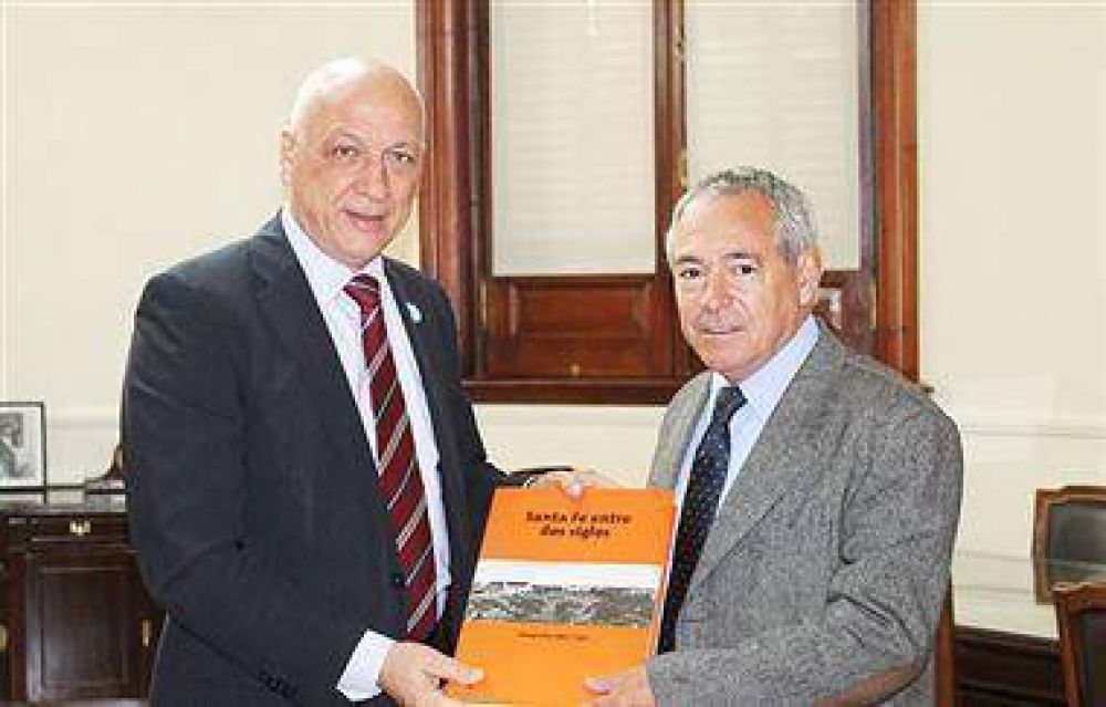 Barletta asume como presidente de la UCR