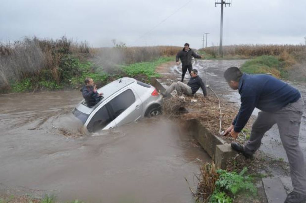 Dram�tico rescate de una joven pareja cuyo auto cay� a un zanj�n