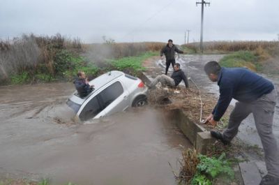 Dram�tico rescate de una joven pareja cuyo auto cay� a un zanj�n