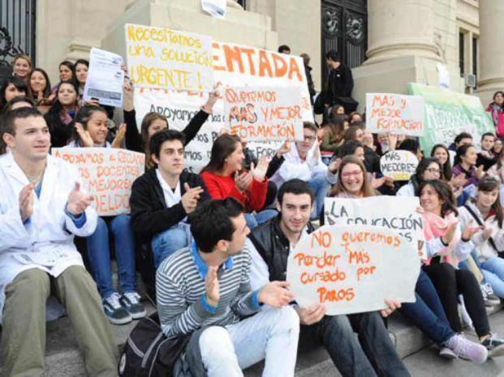 Alumnos de la Universidad Nacional de Rosario juntan firmas para que los docentes acorten paros