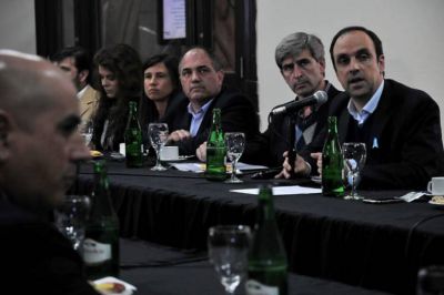 Sin la presencia del PJ, Corral reclam� fondos para Santa Fe