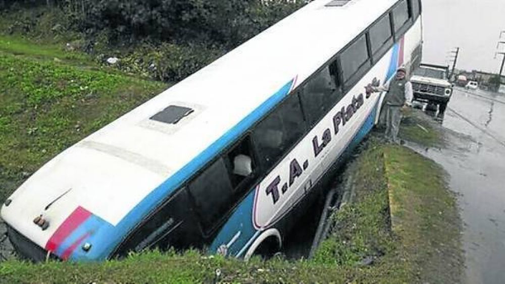 Perdi� el control y se incrust� en una zanja