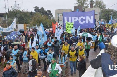 Los estatales marcharon bajo la lluvia con fuertes cr�ticas al gremio docente