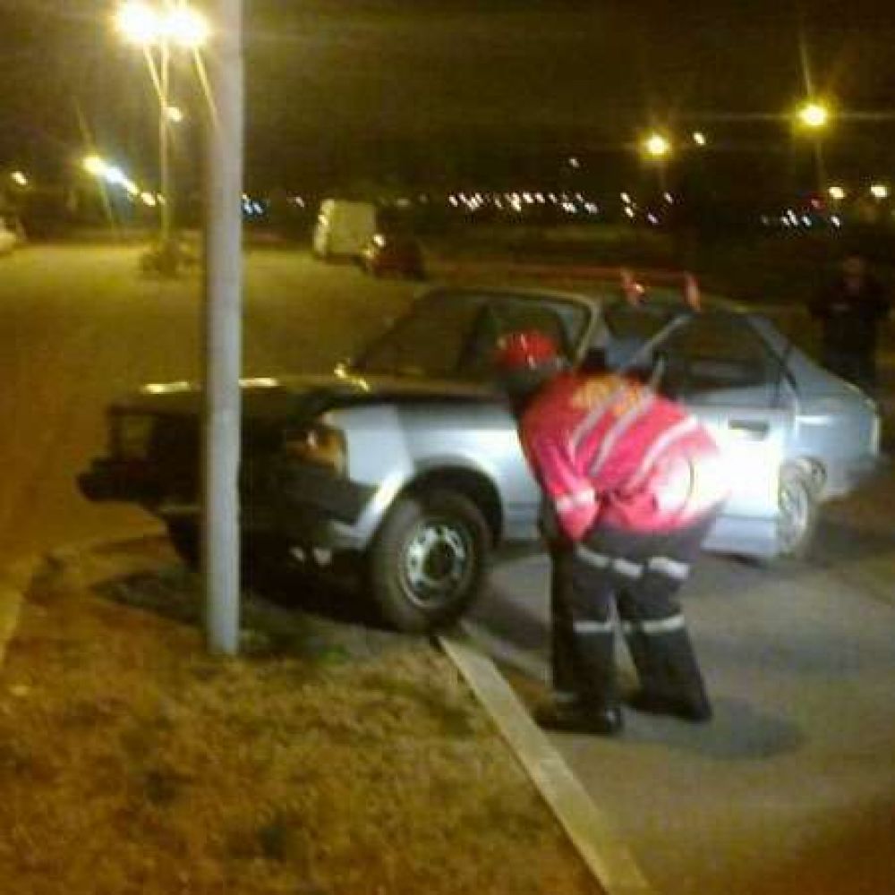 Embarazada al volante choc� con poste de luz