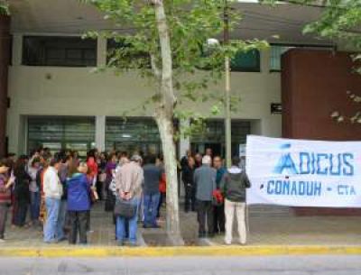 Por los paros, en la UNSJ eval�an acudir a la Justicia