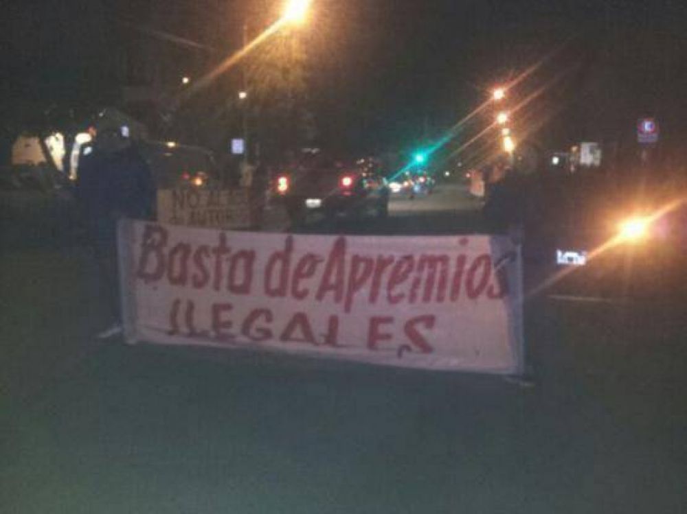 Familiares reclaman por apremios Ilegales frente a comisar�as