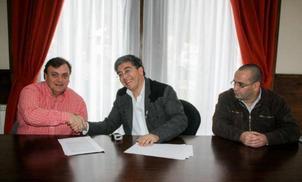 Belloni firmo convenio con el Decano de la UART