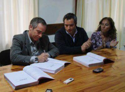 El municipio firm� el convenio del canje de tierras con Slots Machines