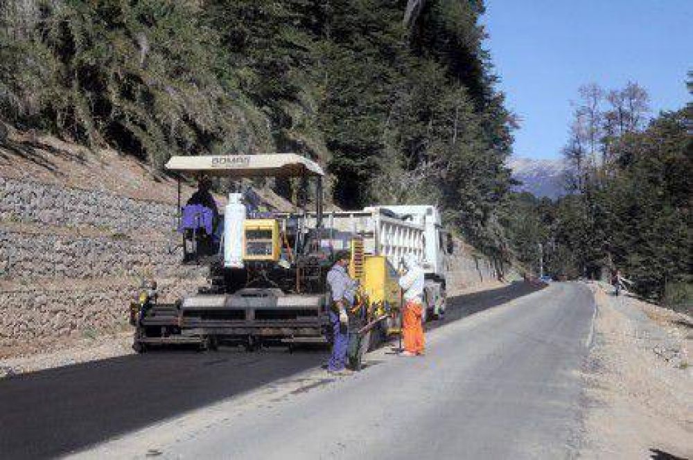 Asfaltan 15 kil�metros del �ltimo tramo de la Ruta Siete Lagos