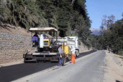 Asfaltan 15 kil�metros del �ltimo tramo de la Ruta Siete Lagos