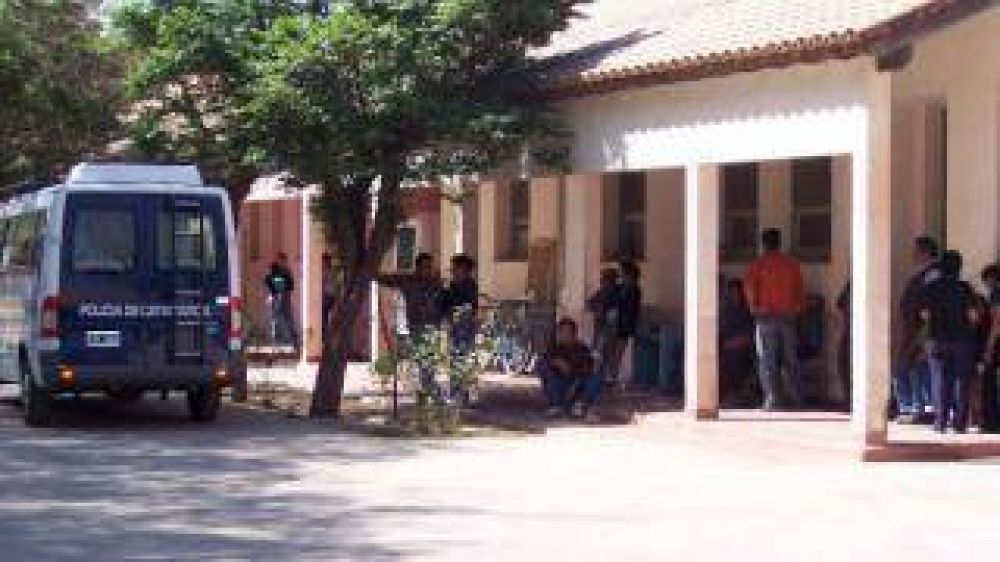 Encuentran un cuerpo flotando en el canal
