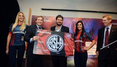 Banco Ciudad present� la tarjeta de cr�dito para hinchas �cuervos�