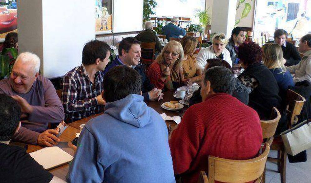 Achilli desayun� el s�bado escuchando a los vecinos de Caseros