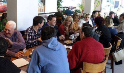 Achilli desayun� el s�bado escuchando a los vecinos de Caseros