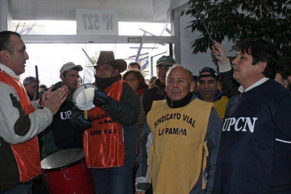 M�s de 300 estatales marcharon por las calles de General Pico