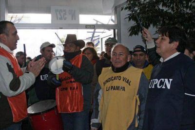 M�s de 300 estatales marcharon por las calles de General Pico