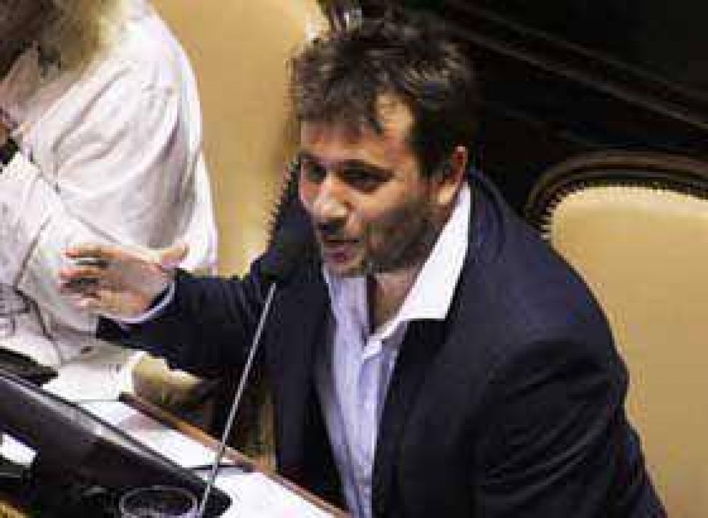 El Diputado bonaerense Hern�n Doval present� en la Legislatura un proyecto que busca fortalecer a las asociaciones civiles