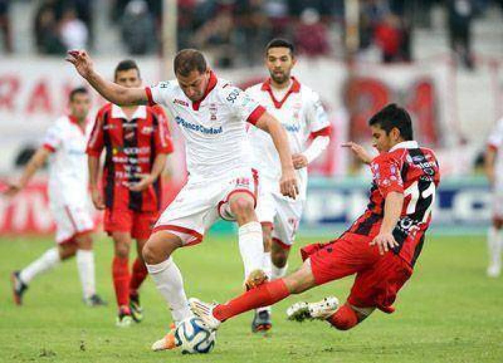 Otros cinco minutos fatales: Douglas ganaba pero Hurac�n se lo dio vuelta