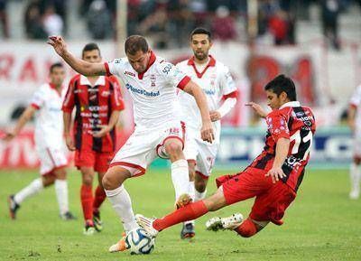 Otros cinco minutos fatales: Douglas ganaba pero Hurac�n se lo dio vuelta