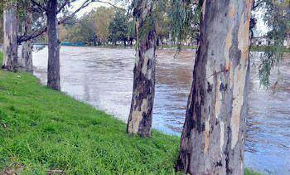 Las aguas del Arroyo siguen sin bajar y no cesa la preocupaci�n de los vecinos