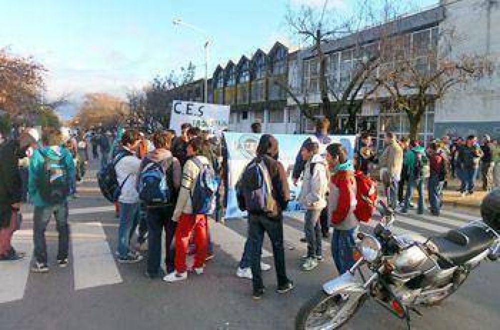 Sentada en el excolegio Industrial por falencias en las reformas del edificio