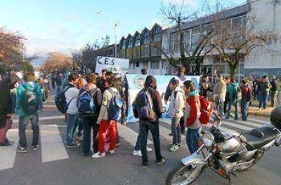 Sentada en el excolegio Industrial por falencias en las reformas del edificio