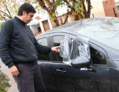 Le roban del auto $4.500 y cheques