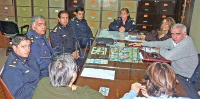 Presentan reclamos de vecinos a la c�pula policial de Saladillo