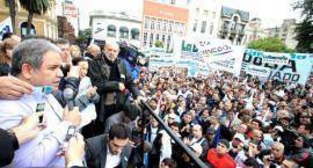 Ante m�s de 10 mil personas en la Plaza, Palazzo anunci� paro nacional bancario el 29 de mayo: �Queremos la cabeza del que orden� tirar a matar�