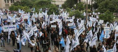 Multitudinaria marcha de La Bancaria en repudio al Gobierno y Cortalezzi