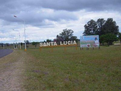 Evacuaron m�s de 80 personas por el desborde del r�o