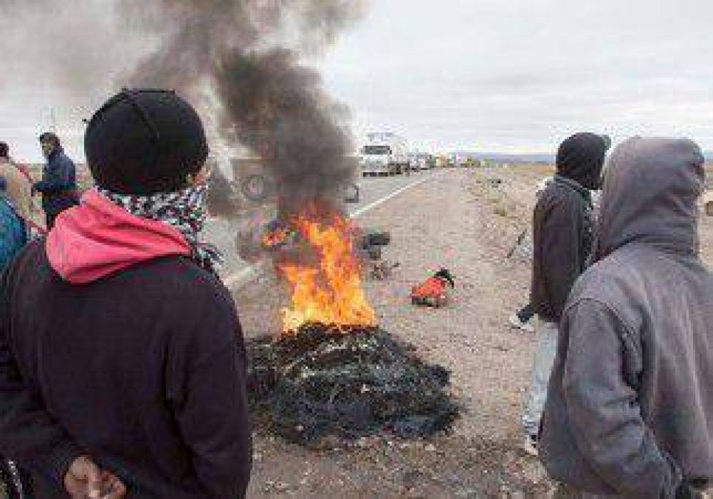 Caos en la Ruta 22 por corte de desocupados de Zapala 