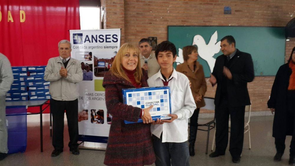 M�s de 100 chicos ya cuentan con netbooks