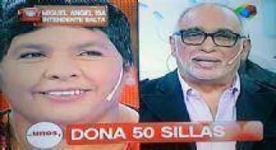 Miguel Isa don� 50 sillas de pl�stico para que una familia de Pichanal pueda rehacer su micro emprendimiento