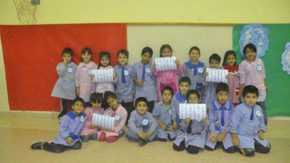 EL CHUBUT contin�a repartiendo escarapelas en las escuelas