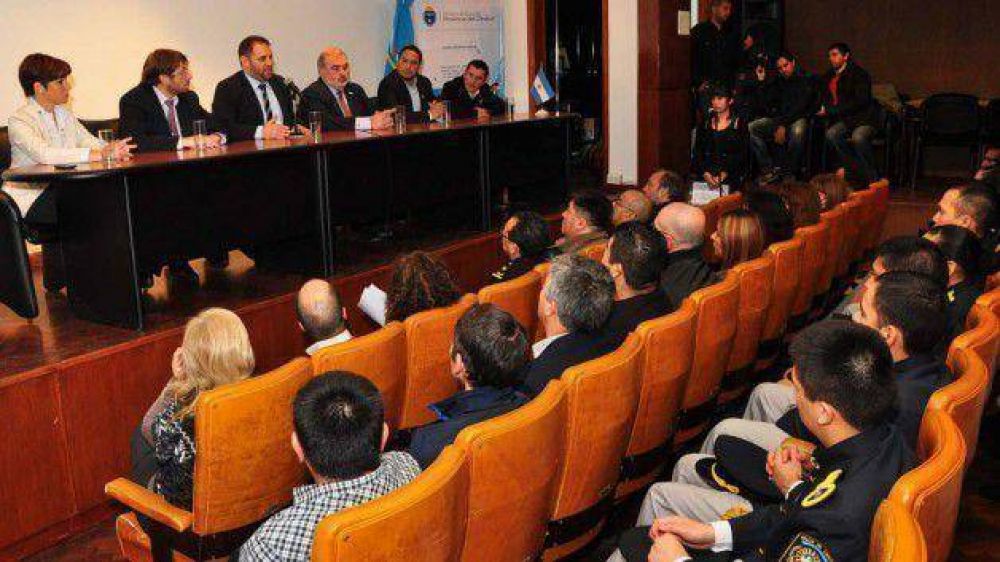 Presentan Tecnicatura en Rescate y Seguridad y anuncian una central telef�nica de alerta temprana en el sistema educativo