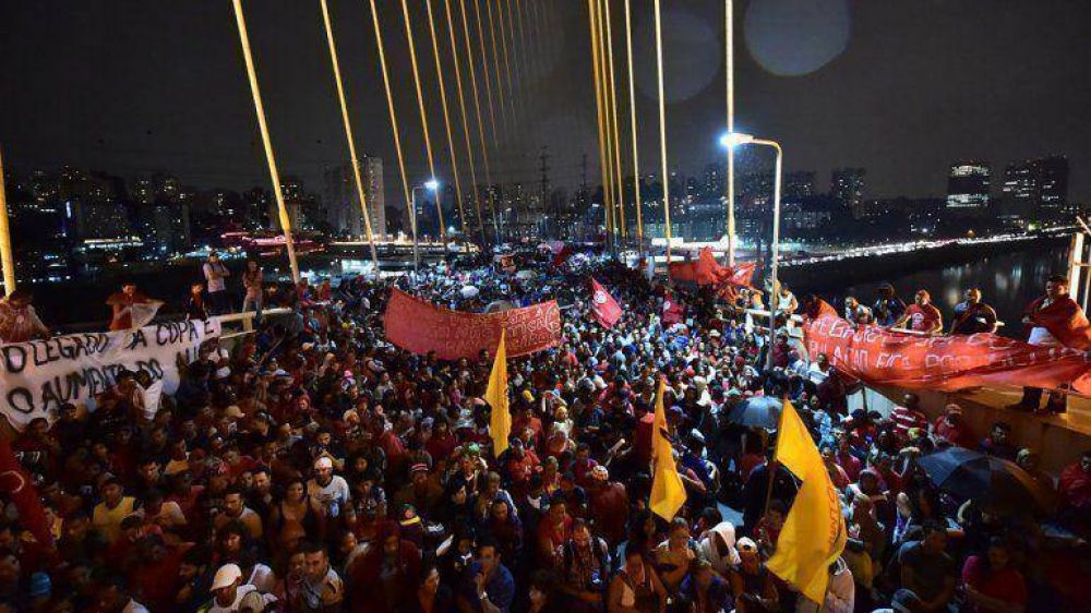 Masiva marcha en San Pablo contra el Mundial